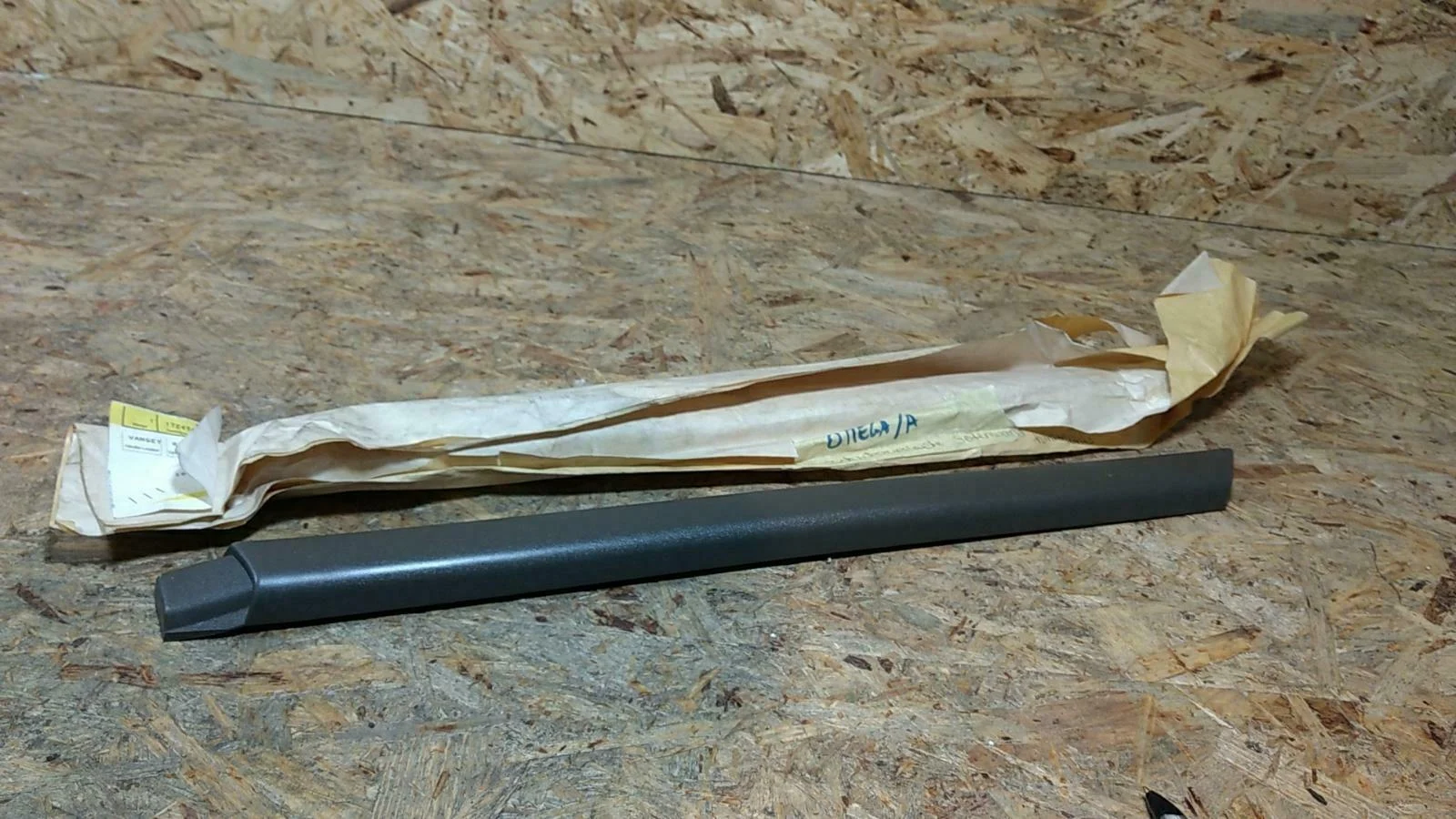 Opel Omega A Schutzzierleiste Seite hinten links neu original GM - General Motors